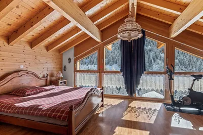 Schlafzimmer; holzbalken, holzboden, tageslicht, rustikaler stil, blick