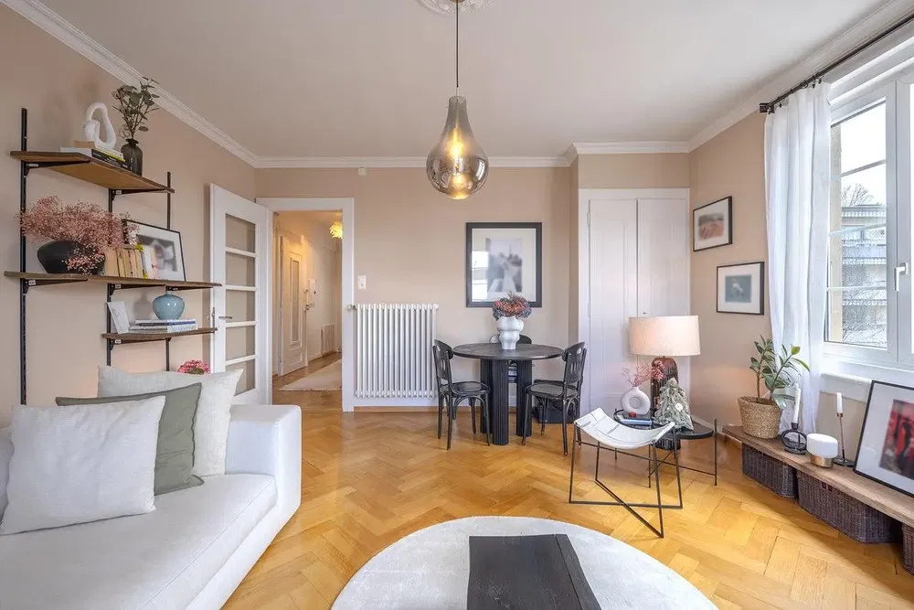 Wohnzimmer; tageslicht, moderner stil, holzboden