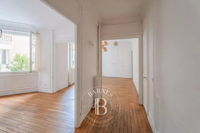 Obývací pokoj; dřevěná podlaha, přirozené světlo, výhled