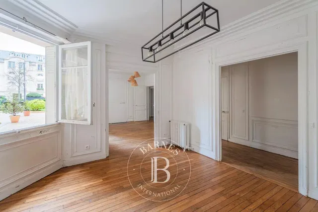 Obývací pokoj; výhled, dřevěná podlaha, přirozené světlo