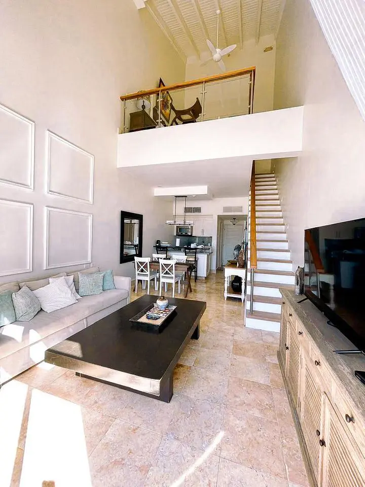 Wohnzimmer; hohe decken, tageslicht, fliesenboden