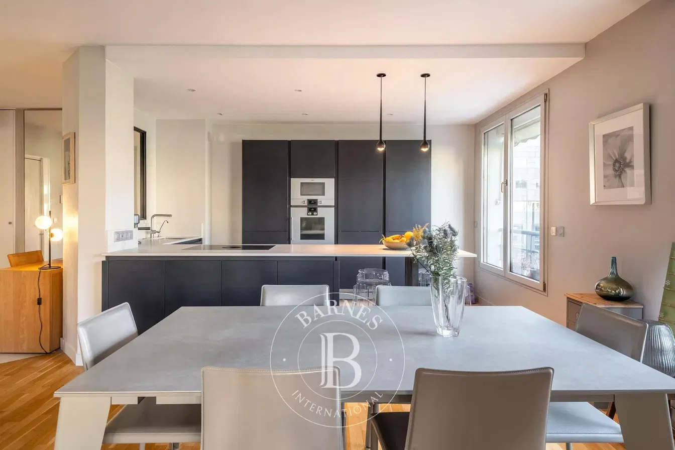 Küche; küchengeräte, holzboden, tageslicht, moderner stil