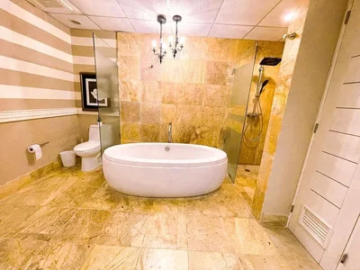 Badezimmer; fliesenboden, tageslicht, renoviert