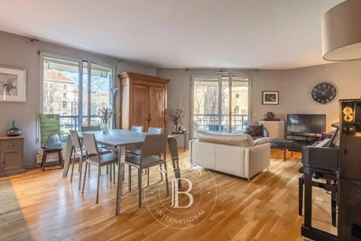 Σαλόνι; θέα, ξύλινο πάτωμα, φυσικό φως, μοντέρνο στυλ