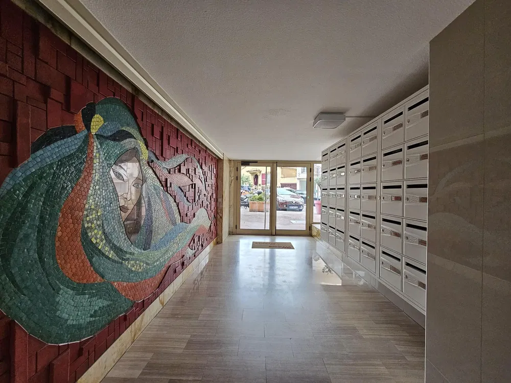 Guardaroba; pavimento in piastrelle, vista