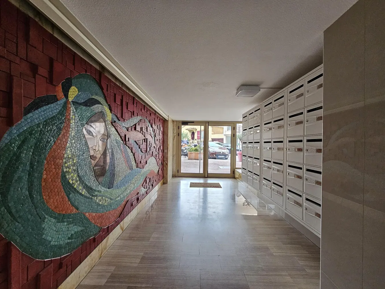 Guardaroba; pavimento in piastrelle, vista