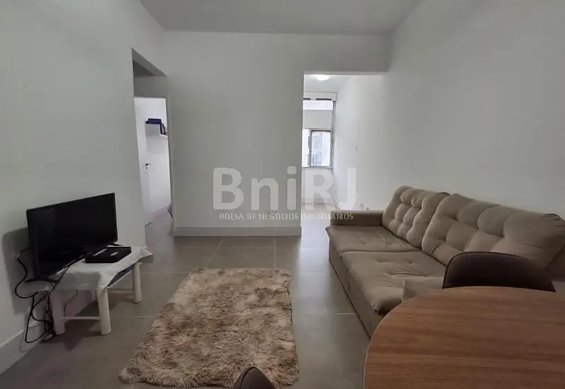 Wohnzimmer; fliesenboden, tageslicht