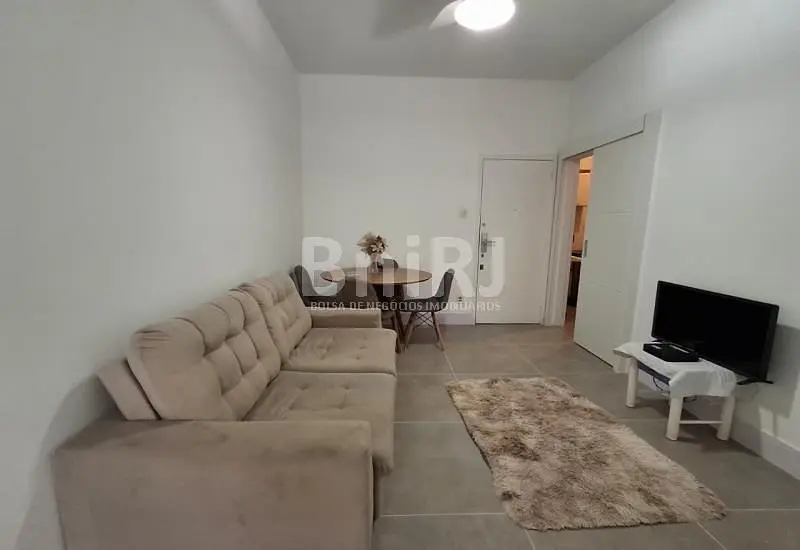 Wohnzimmer; fliesenboden, tageslicht