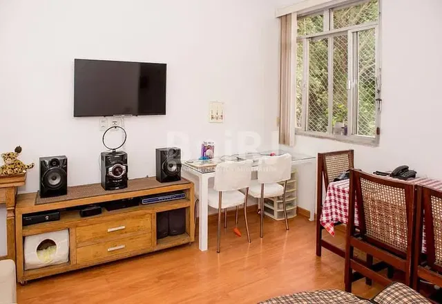 Woonkamer; uitzicht, houten vloer, natuurlijk licht, moderne stijl