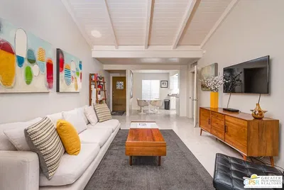 Woonkamer; natuurlijk licht, moderne stijl, houten vloer