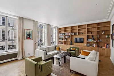 Salón; vista, suelo de madera, luz natural, estilo moderno