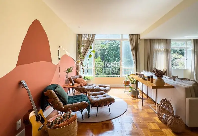 Salon; lumière naturelle, style rustique, parquet