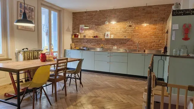 Kuchyně; dřevěná podlaha, přirozené světlo, moderní styl