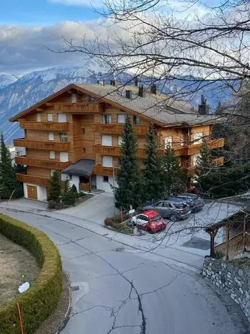 Dům a okolí; výhled