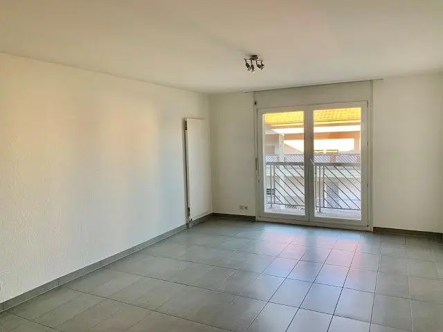 Wohnzimmer; fliesenboden, tageslicht