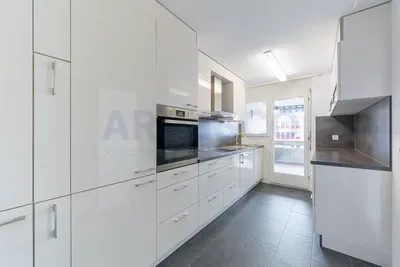 Kuchyně; kuchyňské spotřebiče, dlažba, přirozené světlo