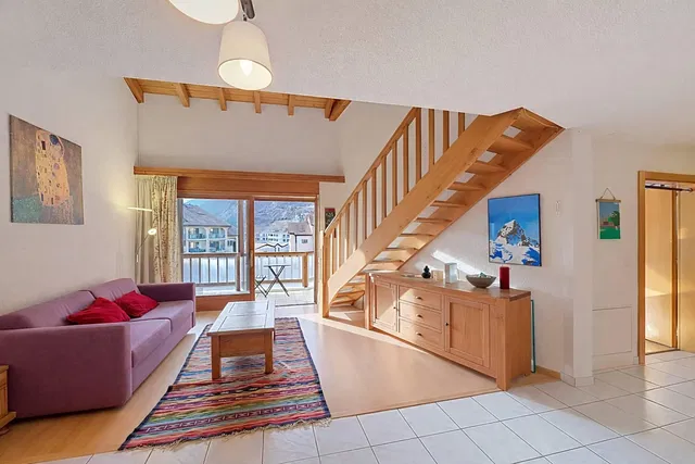 Obývací pokoj; výhled, dřevěné trámy, přirozené světlo, moderní styl