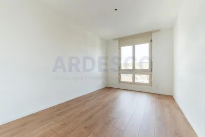 Ložnice; dřevěná podlaha, přirozené světlo, po rekonstrukci