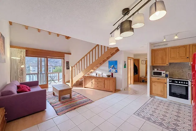 Obývací pokoj; výhled, dlažba, přirozené světlo, moderní styl