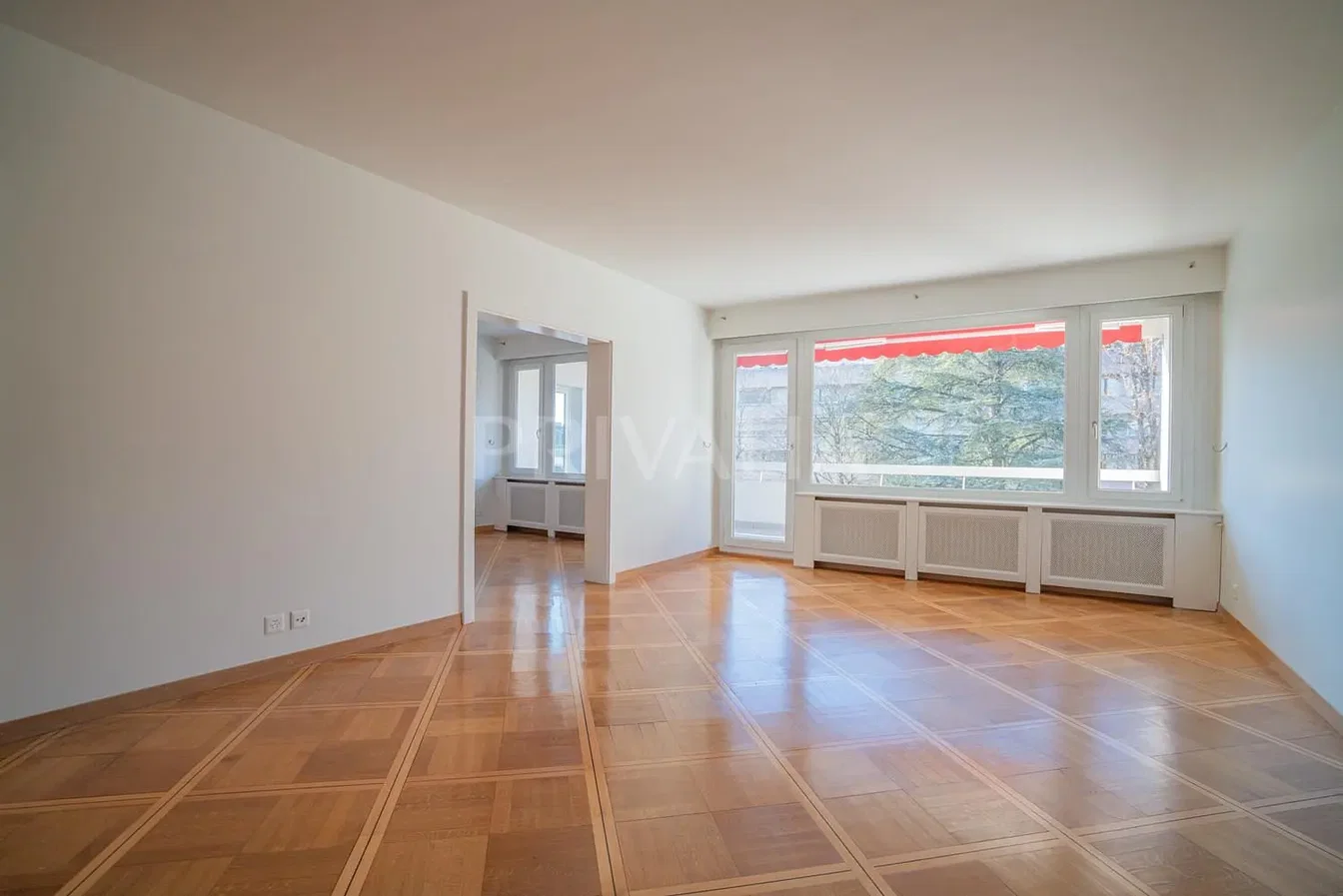 Salon; parquet, lumière naturelle, vue