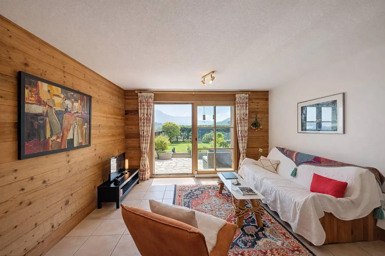 Obývací pokoj; výhled, dřevěné trámy, přirozené světlo, rustikální styl, dlažba