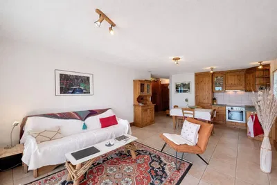 Obývací pokoj; dlažba, kuchyňské spotřebiče