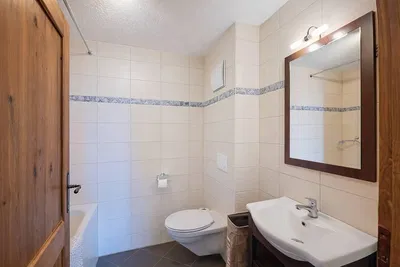 Koupelna; dlažba, přirozené světlo, po rekonstrukci