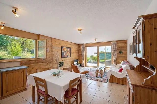 Obývací pokoj; přirozené světlo, dřevěná podlaha, rustikální styl