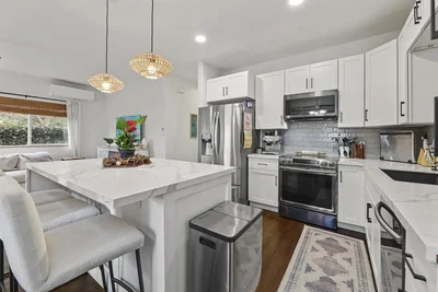 Mutfak; mutfak aletleri, doğal ışık, modern stil