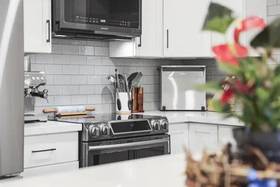 Mutfak; mutfak aletleri, tadilatlı, doğal ışık, modern stil