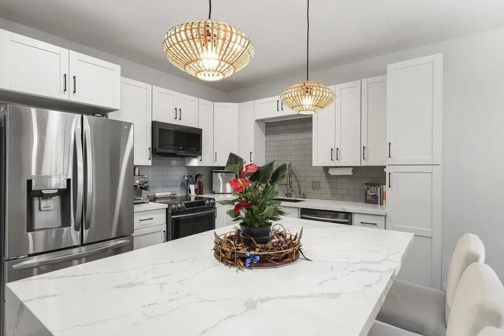 Cuisine; électroménager, rénové, lumière naturelle, style moderne