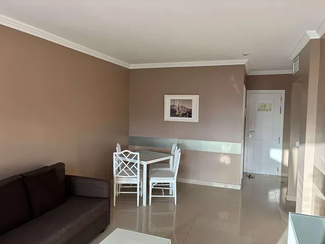 Obývací pokoj; dlažba, přirozené světlo