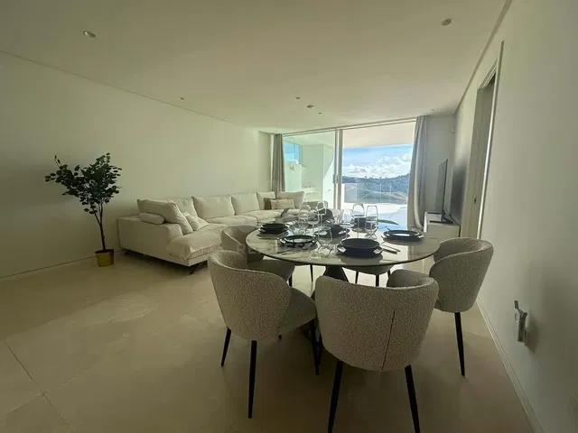 Salón; vista, suelo de baldosas, luz natural, estilo moderno