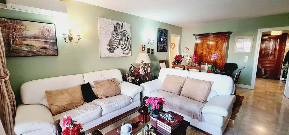 Salón; luz natural, estilo moderno