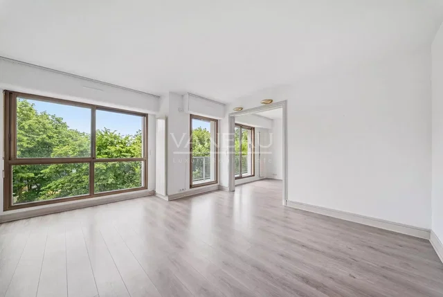 Дневна соба; поглед, дрвени под, природно светло