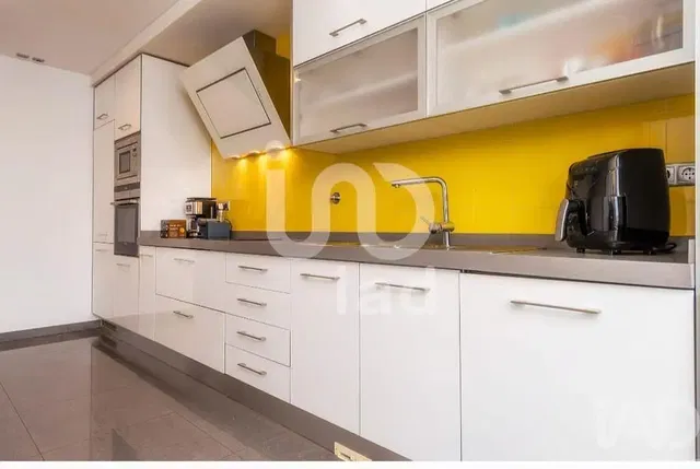 Κουζίνα; συσκευές κουζίνας, πλακάκια, ανακαινισμένο, φυσικό φως, μοντέρνο στυλ