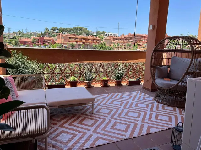 Terraza; vista, suelo de baldosas, luz natural