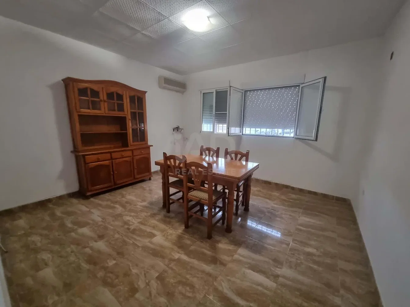 Трпезарија; плочице, природно светло