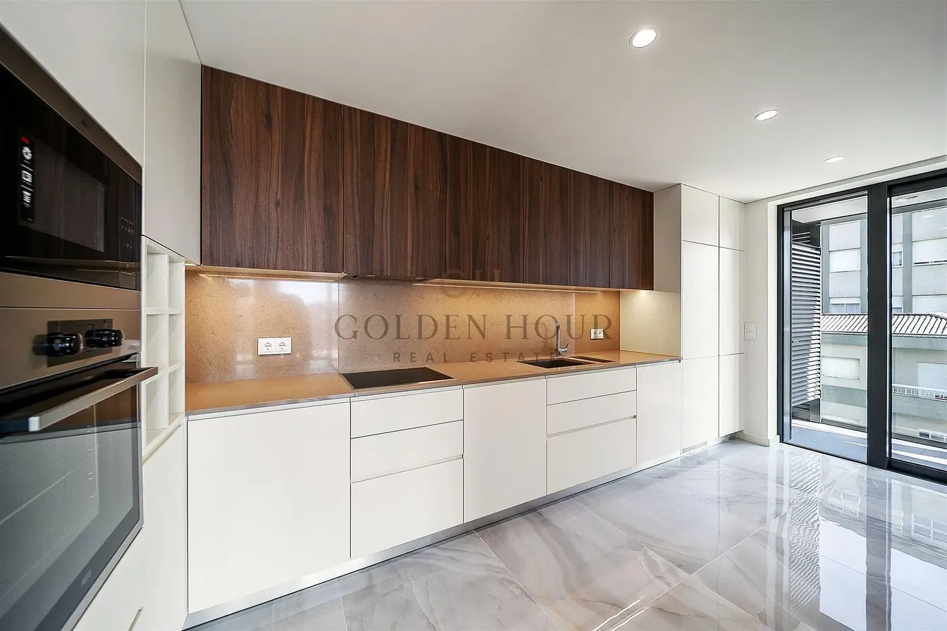 Cuisine; électroménager, vue, carrelage, rénové, lumière naturelle