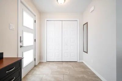 Cloakroom; tile floor, natural light