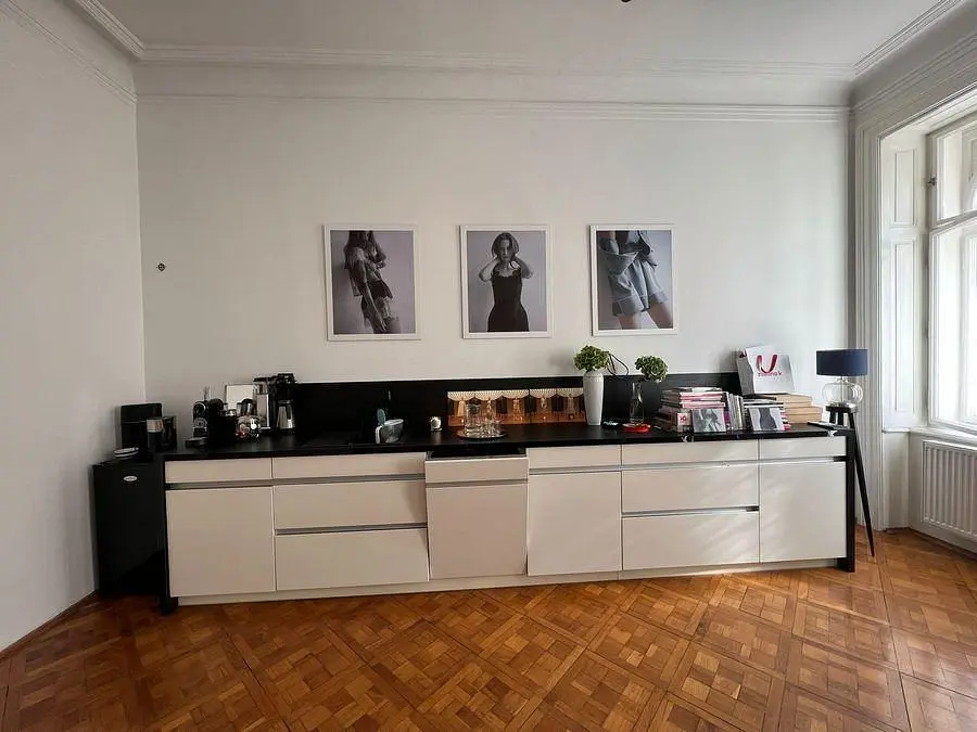 Kuchnia; sprzęt kuchenny, podłoga drewniana, światło dzienne