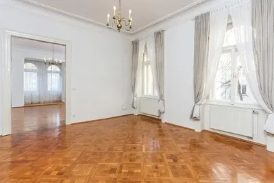 Salon; podłoga drewniana, światło dzienne