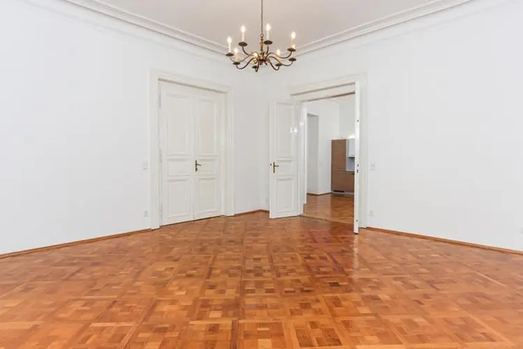 Salon; podłoga drewniana, światło dzienne