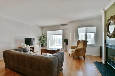 Salon; widok, podłoga drewniana, światło dzienne, styl nowoczesny, kominek