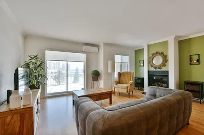 Salon; światło dzienne, podłoga drewniana, kominek, styl nowoczesny