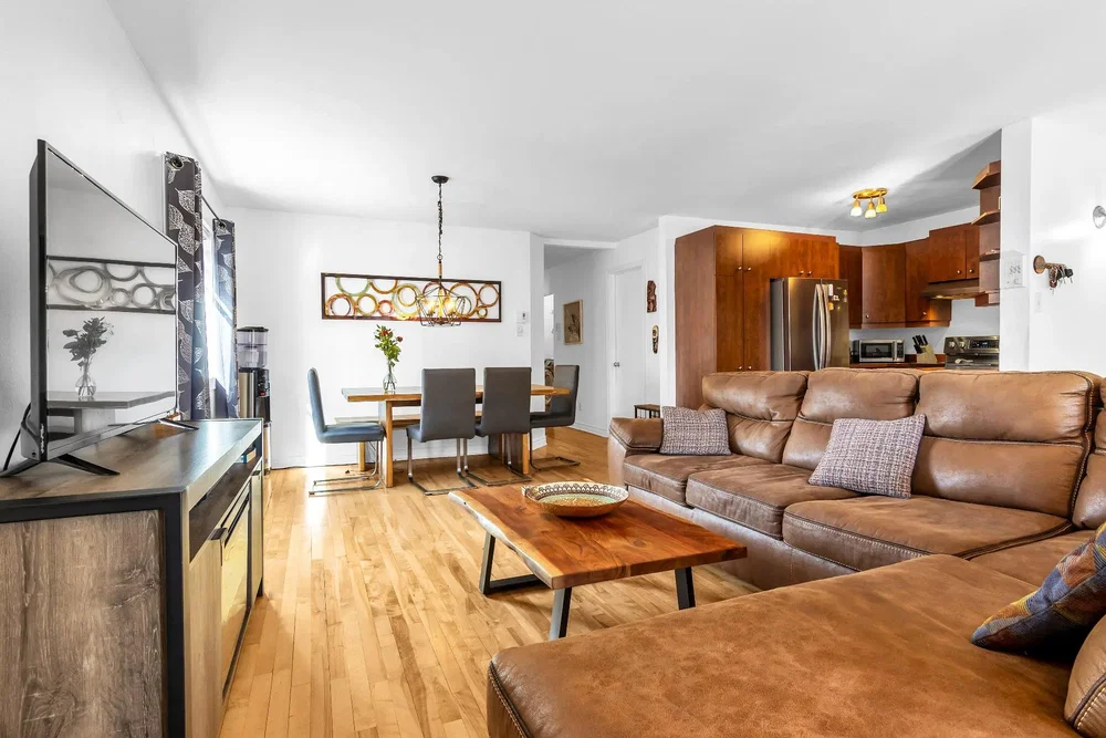 Dnevna soba; drveni pod, prirodno svjetlo