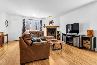 Dnevna soba; kamin, drveni pod, prirodno svjetlo