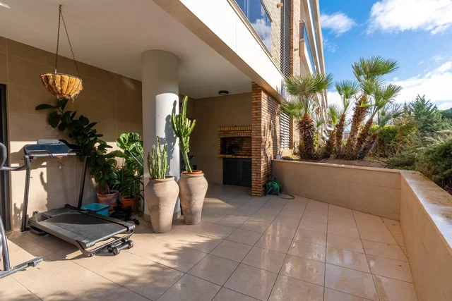 شرفة; أرضية من البلاط, ضوء طبيعي, إطلالة