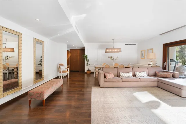 Wohnzimmer; tageslicht, holzboden, moderner stil