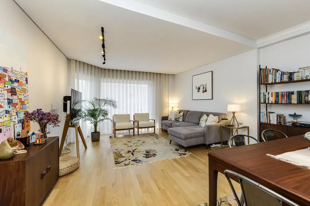 Wohnzimmer; tageslicht, moderner stil, holzboden